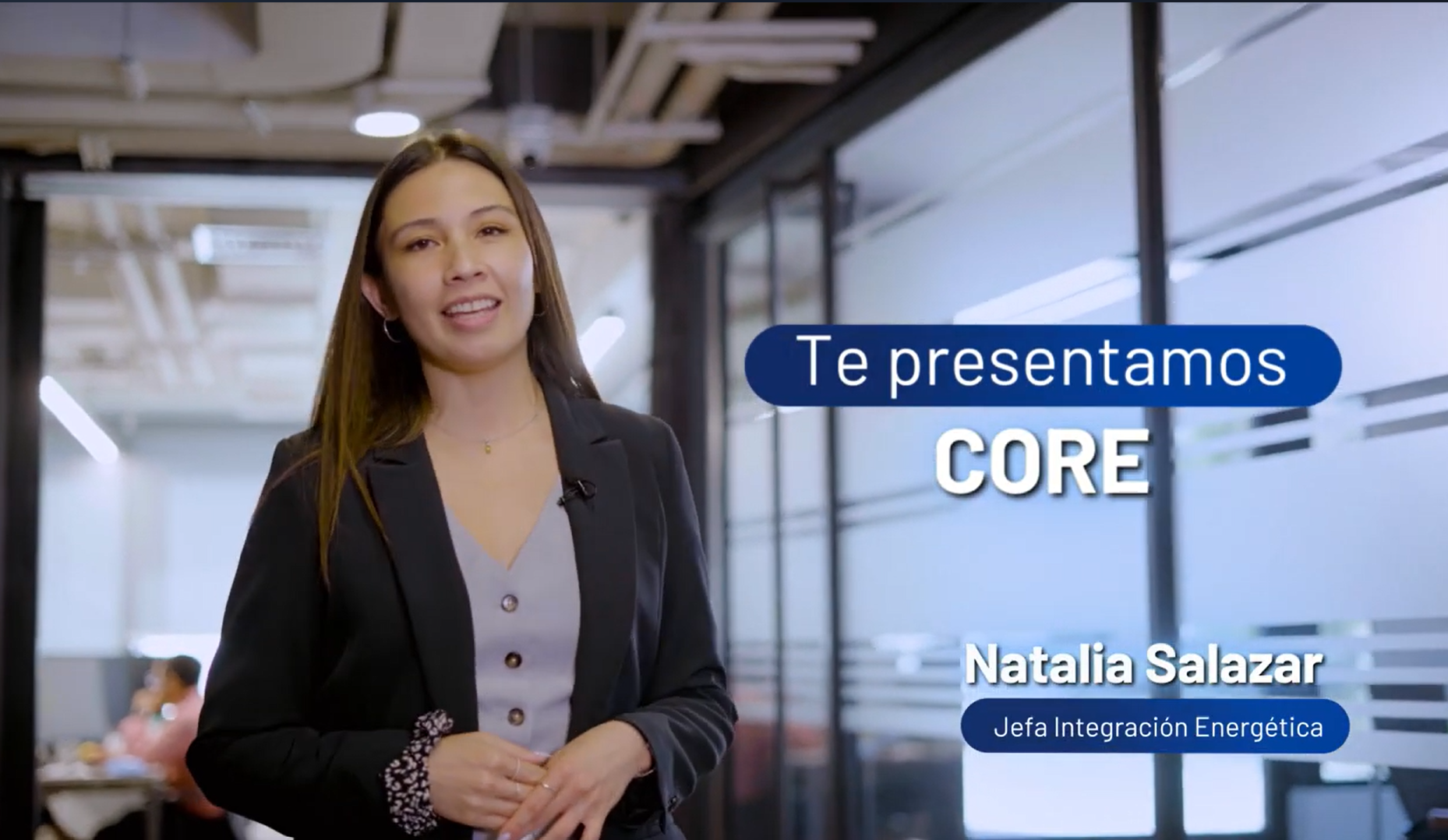 Presentadora en oficina anuncia plataforma digital de gestión energética.